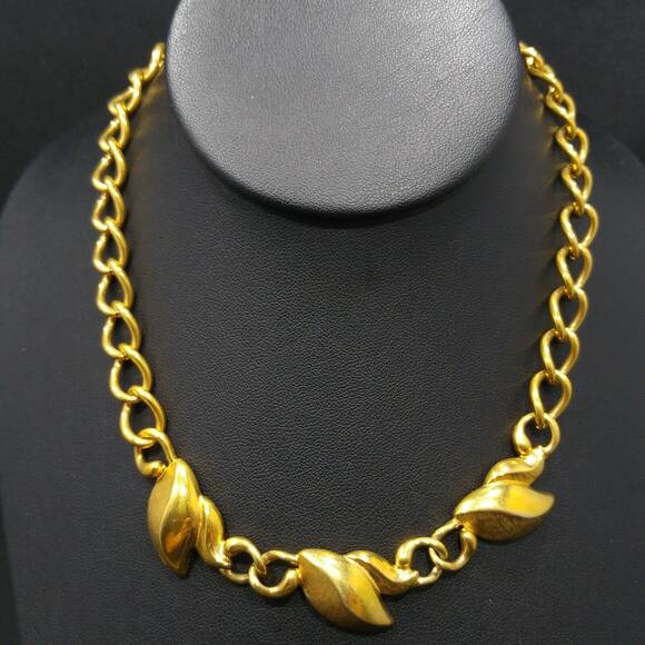 Vintage Monet Three Leaf Gold Plated Chain Necklace 1960s - Picture 4 of 9